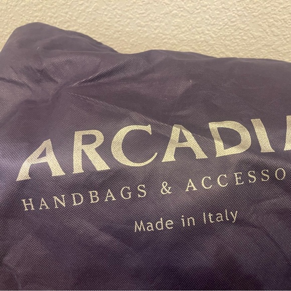 Acadia patented leather shoulder bag with handles and straps - Picture 11 of 11